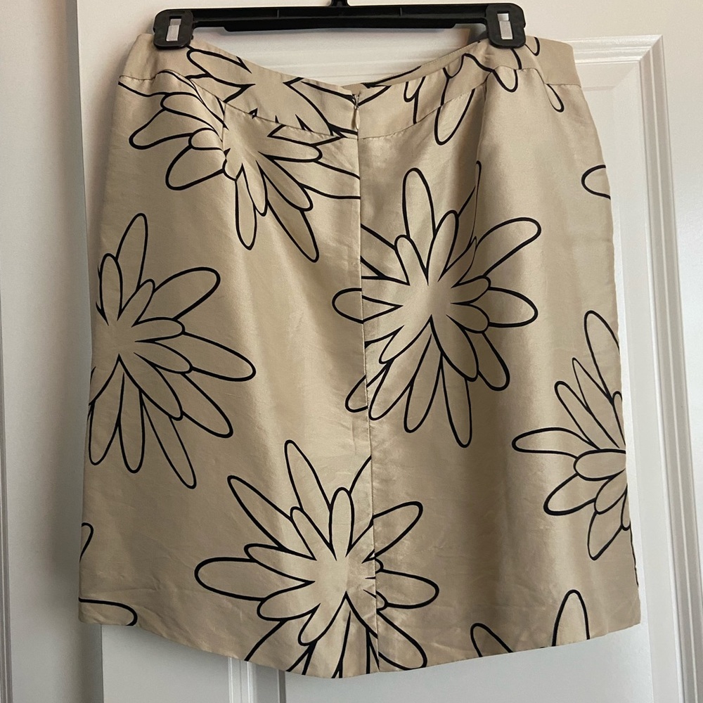 Adorable Kenneth Cole skirt with pockets.